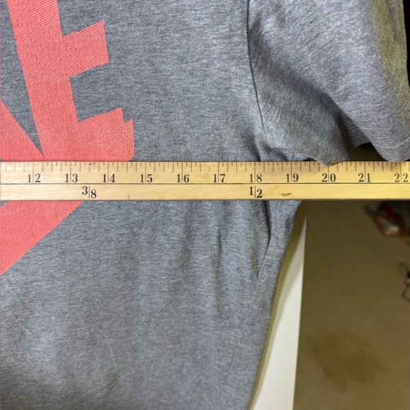Nike preloved Athletic cut size large t-shirt - Picture 5 of 7